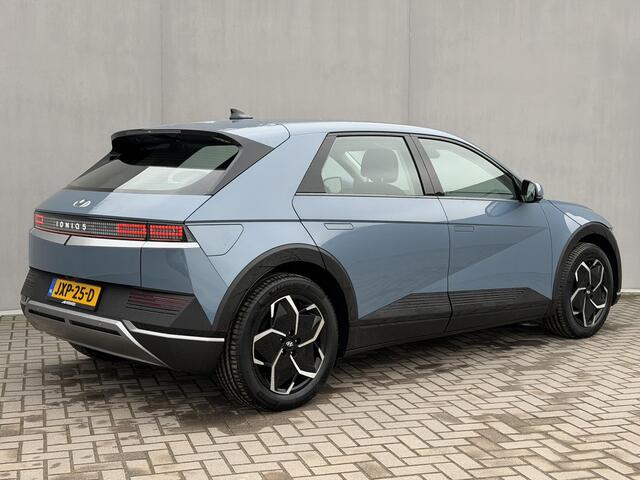 Hyundai IONIQ 5 Connect 77.4 kWh Automaat / Afneembare Trekhaak 1600kg trekgewicht / Dealer onderhouden / Fabrieksgarantie tot 12-2027 / 8 Jaar Batterij Garantie / Warmtepomp / Camera / Navigatie / Stoel & Stuurwiel Verwarming / Adaptieve Cruise / Apple Carplay & Andro