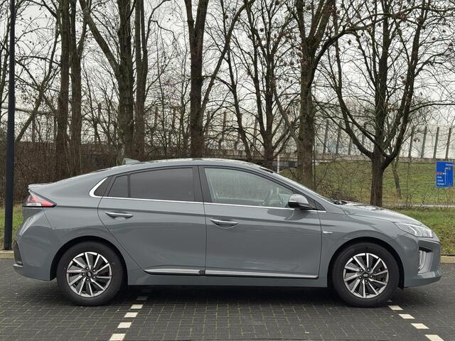 Hyundai IONIQ Comfort EV 38kWh 136pk | AFNEEMBARE TREKHAAK VOOR FIETSENDRAGER | PARKEERSENSOREN | ACHTERUITRIJCAMERA | VERWARMBARE VOORSTOELEN | IINGEBEOUWD NAVIGATIE SYSTEEM | APPLE CARPLAY & ANDROID AUTO |