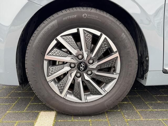 Hyundai IONIQ Comfort EV 38kWh 136pk | AFNEEMBARE TREKHAAK VOOR FIETSENDRAGER | PARKEERSENSOREN | ACHTERUITRIJCAMERA | VERWARMBARE VOORSTOELEN | IINGEBEOUWD NAVIGATIE SYSTEEM | APPLE CARPLAY & ANDROID AUTO |