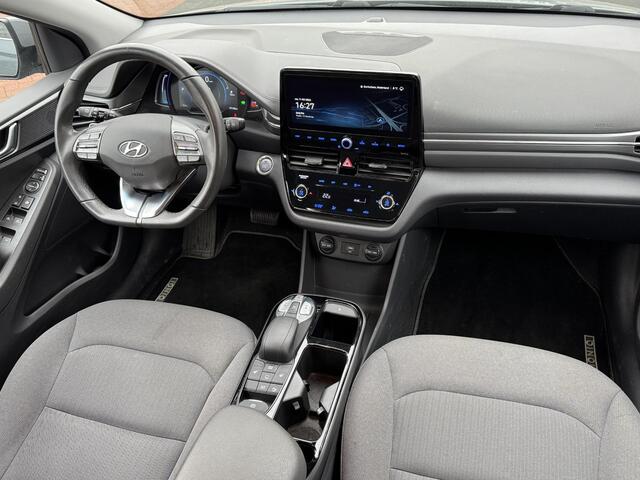 Hyundai IONIQ Comfort EV 38kWh 136pk | AFNEEMBARE TREKHAAK VOOR FIETSENDRAGER | PARKEERSENSOREN | ACHTERUITRIJCAMERA | VERWARMBARE VOORSTOELEN | IINGEBEOUWD NAVIGATIE SYSTEEM | APPLE CARPLAY & ANDROID AUTO |