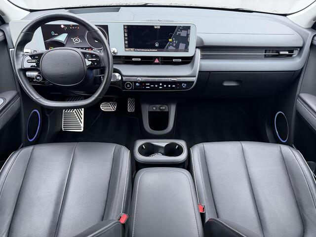 Hyundai IONIQ 5 Lounge AWD 77.4 kWh 325Pk Automaat / SOH 98% / Afn. Trekhaak / Dealer onderhouden / Fabrieksgarantie tot 11-2027 / 8 Jaar Batterij Garantie / Warmtepomp / HUD / 360 Camera / BOSE / Navigatie / Adaptieve Cruise / Elektr. Stoelen / Elektr. Achterklep / St