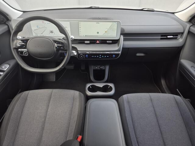 Hyundai IONIQ 5 Style 77.4 kWh Automaat / Fabrieksgarantie tot 05-2030 / Accu SOH 100% / Warmtepomp / CCS snellader / WLTP 507 km / Trekhaak vast / All season banden / Achteruitrijcamera / Trekgewicht 1600 kg / Apple Carplay Android Auto / Keyless Entry/Start /