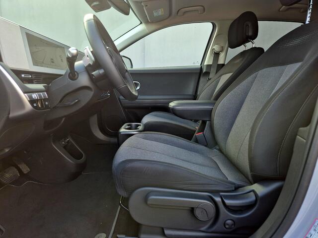 Hyundai IONIQ 5 Style 77.4 kWh Automaat / Fabrieksgarantie tot 05-2030 / Accu SOH 100% / Warmtepomp / CCS snellader / WLTP 507 km / Trekhaak vast / All season banden / Achteruitrijcamera / Trekgewicht 1600 kg / Apple Carplay Android Auto / Keyless Entry/Start /