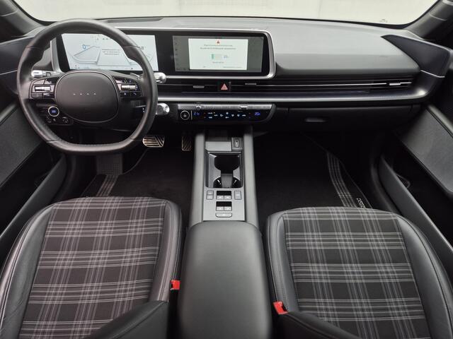 Hyundai IONIQ 6 First Edition AWD 77.4 kWh Automaat / Accu SOH 100% / Dealer onderhouden / Fabrieksgarantie tot 02-2028 / WLTP bereik 519 km bereik stad 658 km / CCS snellader / Trekgewicht 1500 kg / Elektrische achterklep / Glazen schuif- en kanteldak / Stuur- Stoel &