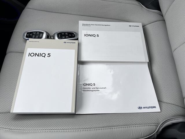 Hyundai IONIQ 5 Lounge 77.4 kWh Automaat / SOH 100% / 8 jaar Batterij garantie / Dealer onderhouden / Fabrieksgarantie tot 01-2028 / HUD / Warmtepomp / WLTP 507km / CCS snel laden / Camera 360° / Leder / Elektr. stoelen & klep /