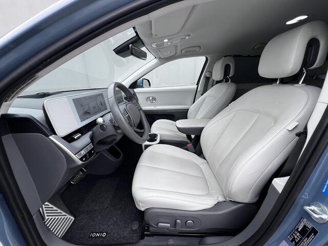 Hyundai IONIQ 5 Lounge 77.4 kWh Automaat / SOH 100% / 8 jaar Batterij garantie / Dealer onderhouden / Fabrieksgarantie tot 01-2028 / HUD / Warmtepomp / WLTP 507km / CCS snel laden / Camera 360° / Leder / Elektr. stoelen & klep /