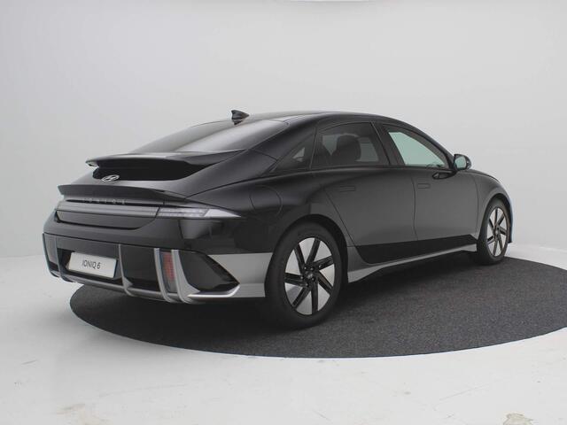 Hyundai IONIQ 6 Connect 77.4 kWh / Rijklaarprijs ¤39.790,- / ¤16.500,- korting / 614 km bereik WLTP / Navigatie met Apple carplay & Android auto / Elektrische stoelen /