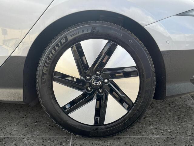 Hyundai IONIQ 6 Lounge 77.4 kWh 228pk | LEDEREN BEKLEDING | 800V ULTRA SNELLADEN | ELEK. VERSTELBARE STOELEN | MEMORY FUNCTIE | 360 GRADEN CAMERA | APPLE CARPLAY & ANDROID AUTO | ADAPTIEVE CRUISE CONTROL | STOEL- & STUURVERWARMING |