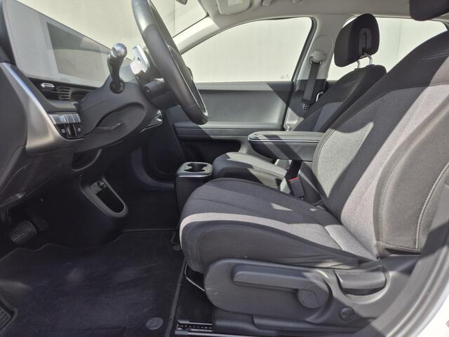 Hyundai IONIQ 5 Connect 77.4 kWh / SOH 100% / Fabrieksgarantie tot 09-02-2028 / Dealer onderhouden / CCS snelladen / Trekhaak afneembaar / Warmtepomp / 1.600 kg trekgewicht / Adaptieve CC / Stuur- & Stoel verwarming / Achteruitrijcamera / Keyless Entry/Start /