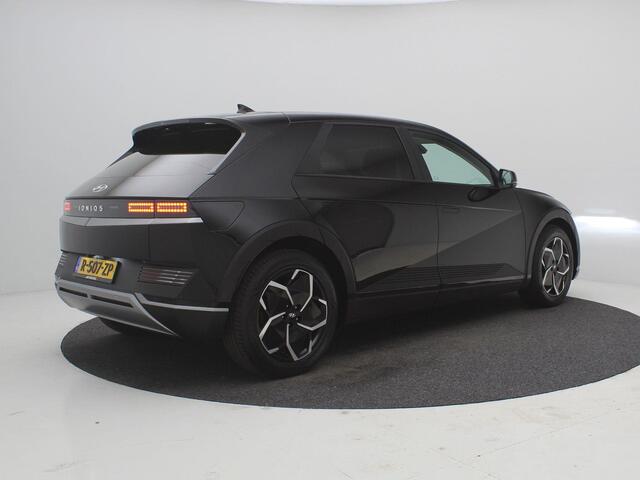 Hyundai IONIQ 5 Connect+ 77.4 kWh / HUD Display / SoH 100% / Lederen bekleding / 1ste Eigenaar / NL Auto / Elektrische voorstoel / 3 fase / Warmtepomp / Adaptieve Cruise Control / Dealer onderhouden / All Seasonbanden /