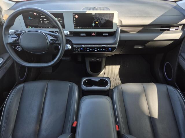 Hyundai IONIQ 5 Lounge 77.4 kWh 228pk / SOH 100% / Fabrieksgarantie tot 12-2027 / Dealer onderhouden / Trekgewicht 1600 kg / Trekhaak afneembaar / Warmtepomp / CCS snel laden / Elektrische stoelen en klep / BOSE Audio Systeem / Stuur- Stoel & Achterbank verwarming / 19