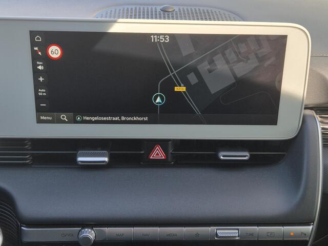 Hyundai IONIQ 5 Lounge 77.4 kWh 228pk / SOH 100% / Fabrieksgarantie tot 12-2027 / Dealer onderhouden / Trekgewicht 1600 kg / Trekhaak afneembaar / Warmtepomp / CCS snel laden / Elektrische stoelen en klep / BOSE Audio Systeem / Stuur- Stoel & Achterbank verwarming / 19