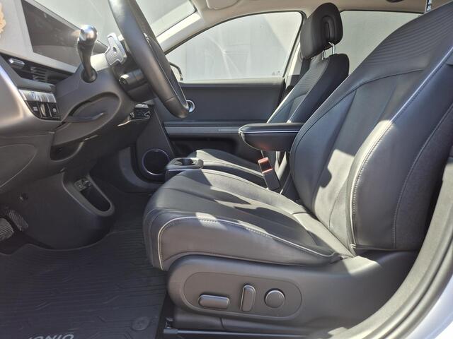 Hyundai IONIQ 5 Lounge 77.4 kWh 228pk / SOH 100% / Fabrieksgarantie tot 12-2027 / Dealer onderhouden / Trekgewicht 1600 kg / Trekhaak afneembaar / Warmtepomp / CCS snel laden / Elektrische stoelen en klep / BOSE Audio Systeem / Stuur- Stoel & Achterbank verwarming / 19