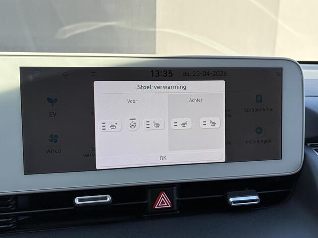 Hyundai IONIQ 5 Connect 77.4 kWh Automaat / Fabrieksgarantie tot 02-2028 / 8 jaar Batterijgarantie / Warmtepomp / dealer onderhouden / Elektrische stoelen/Achterklep / Apple Carplay/Android Auto / Stuur-, stoelverwarming / 19" LM /