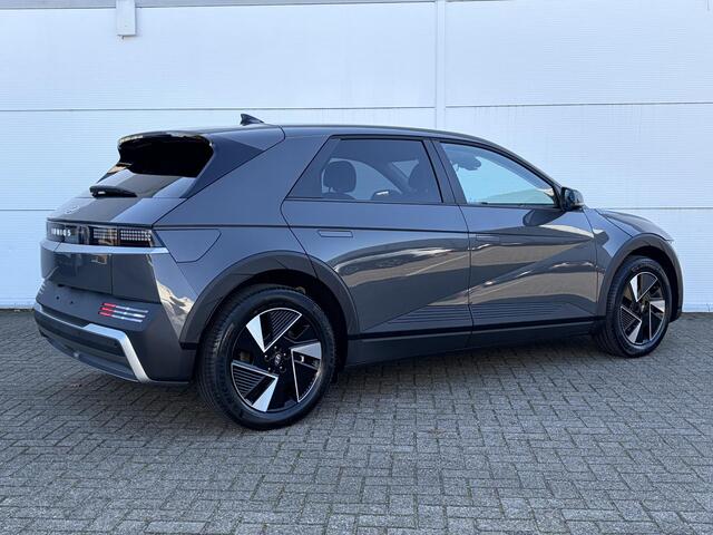 Hyundai IONIQ 5 Long Range Pure Edition 84 kWh / Nieuw direct leverbaar / 3-fase / Navigatie / Perkeersensoren / 100% SoH / 5 jaar Fabrieksgarantie / 8 Jaar accu garantie /
