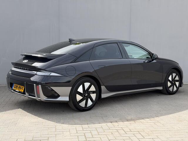 Hyundai IONIQ 6 Connect 77.4 kWh / SOH 100% / Fabrieksgarantie tot 12-2029 / HUD / Adaptieve Cruise / Warmtepomp / Navigatie / Camera / Dodehoek Detectie / Elektr. Stoel / Elektr. Achterklep / Stoel & Stuurwiel Verwarming / CCS Snelladen /