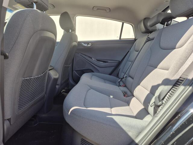 Hyundai IONIQ 1.6 GDi PHEV Comfort / All season banden / Stuur- & Stoelverwarming / Navigatie via Apple Carplay of Android Auto / Achteruitrijcamera / Cruise control / Parkeersensoren achter / Climate control /
