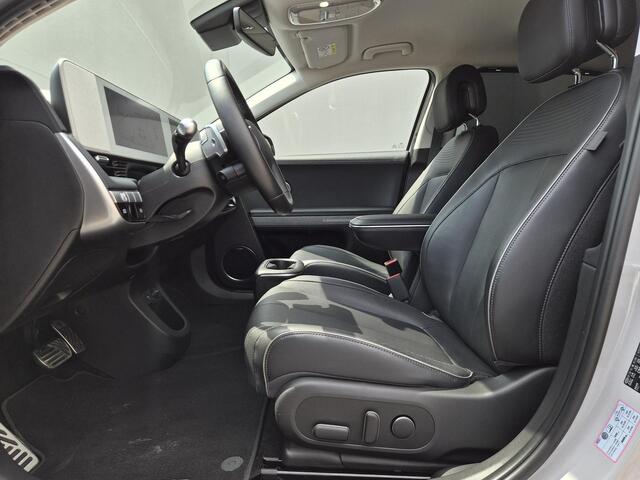 Hyundai IONIQ 5 Lounge 73kWh / SOH 100% / Dealer onderhouden / Fabrieksgarantie tot 03-2028 / Solar dak / CCS snelladen / WLTP 451 km / CCS snelladen / Afn. trekhaak 1.600 kg / Bose Audio Systeem / Head Up Display / Elektrische achterklep / Stuur- Stoel & Achterbank ve