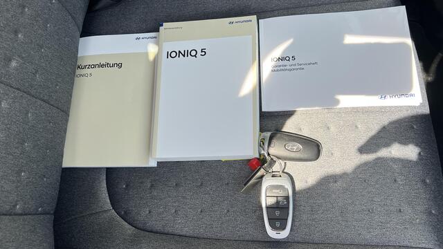 Hyundai IONIQ 5 Connect 77.4 kWh / Dealer onderhouden / Accu SoH 100% / 1.600 kg afn. Trekhaak / Navigatie / Stuur-, stoel- & achterbankverwarming / Apple Carplay Android / 19" LM wielen & All Season banden /