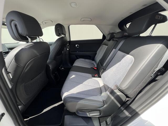 Hyundai IONIQ 5 Connect 77.4 kWh / Dealer onderhouden / Accu SoH 100% / 1.600 kg afn. Trekhaak / Navigatie / Stuur-, stoel- & achterbankverwarming / Apple Carplay Android / 19" LM wielen & All Season banden /