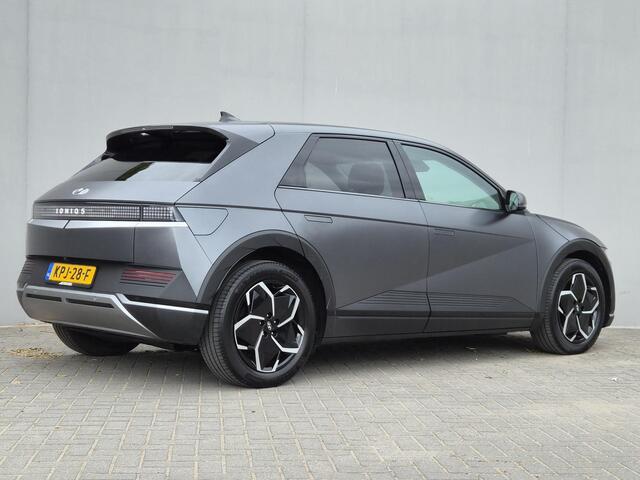 Hyundai IONIQ 5 Connect 77.4 kWh / SOH 100% / Fabrieksgarantie tot 04-2028 / Dealer onderhouden / CCS snelladen / WLTP bereik 507 km bereik stad 710 km / Stuur- Stoel & Achterbank verwarming / Trekgewicht 1600 kg / Achteruitrijcamera / Adaptief cruise control /