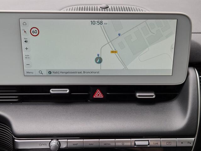 Hyundai IONIQ 5 Connect 77.4 kWh / SOH 100% / Fabrieksgarantie tot 04-2028 / Dealer onderhouden / CCS snelladen / WLTP bereik 507 km bereik stad 710 km / Stuur- Stoel & Achterbank verwarming / Trekgewicht 1600 kg / Achteruitrijcamera / Adaptief cruise control /