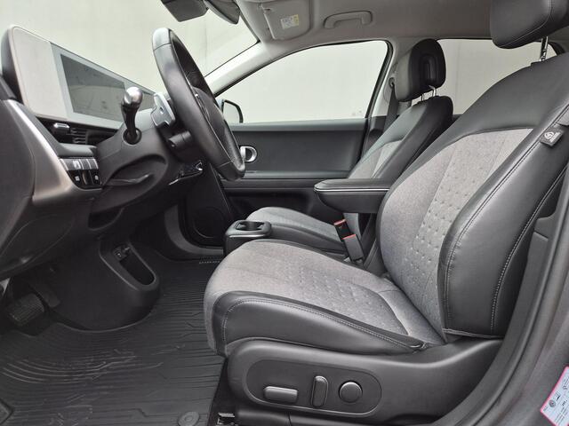 Hyundai IONIQ 5 Connect 77.4 kWh / SOH 100% / Fabrieksgarantie tot 04-2028 / Dealer onderhouden / CCS snelladen / WLTP bereik 507 km bereik stad 710 km / Stuur- Stoel & Achterbank verwarming / Trekgewicht 1600 kg / Achteruitrijcamera / Adaptief cruise control /
