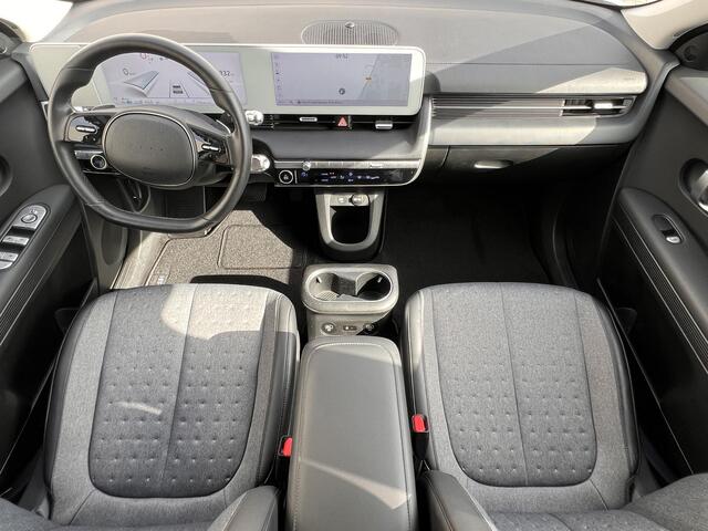 Hyundai IONIQ 5 Connect 77.4 kWh / Dealer onderhouden / Accu SoH 99 % / Fabrieksgarantie tot 05-2028 / Warmtepomp / CCS snel laden / Navigatie / Apple Carplay Android / Stuur-, stoel & achterbankverwarming / 19" LM wielen /