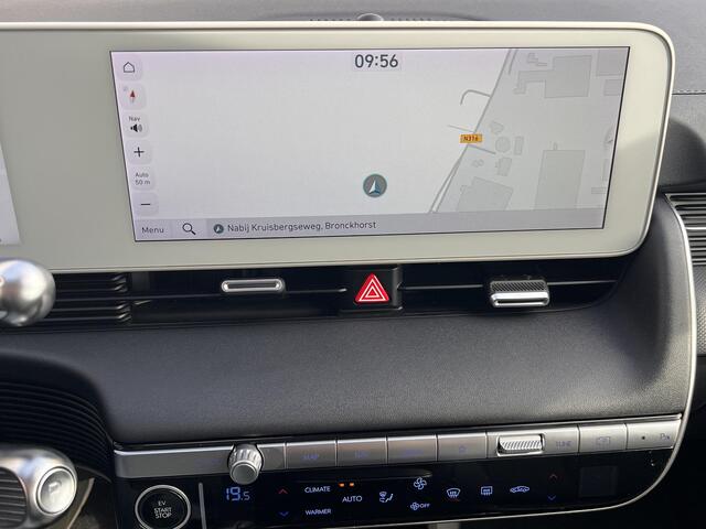 Hyundai IONIQ 5 Connect 77.4 kWh / Dealer onderhouden / Accu SoH 99 % / Fabrieksgarantie tot 05-2028 / Warmtepomp / CCS snel laden / Navigatie / Apple Carplay Android / Stuur-, stoel & achterbankverwarming / 19" LM wielen /