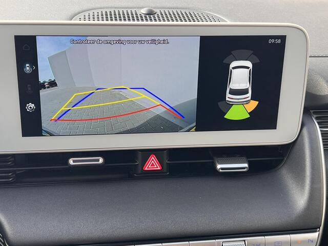Hyundai IONIQ 5 Connect 77.4 kWh / Dealer onderhouden / Accu SoH 99 % / Fabrieksgarantie tot 05-2028 / Warmtepomp / CCS snel laden / Navigatie / Apple Carplay Android / Stuur-, stoel & achterbankverwarming / 19" LM wielen /