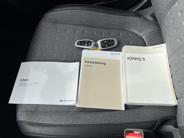 Hyundai IONIQ 5 Connect 77.4 kWh / Dealer onderhouden / Accu SoH 99 % / Fabrieksgarantie tot 05-2028 / Warmtepomp / CCS snel laden / Navigatie / Apple Carplay Android / Stuur-, stoel & achterbankverwarming / 19" LM wielen /