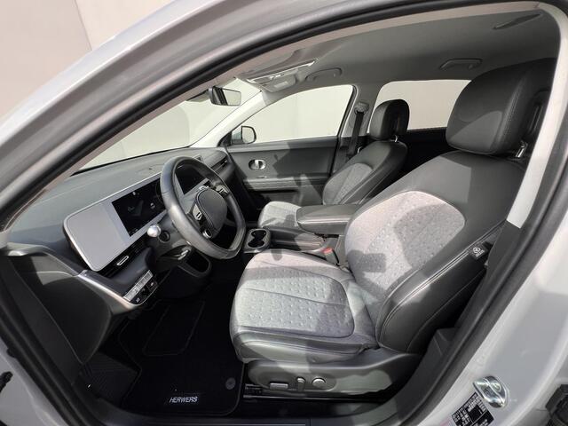 Hyundai IONIQ 5 Connect 77.4 kWh / Dealer onderhouden / Accu SoH 99 % / Fabrieksgarantie tot 05-2028 / Warmtepomp / CCS snel laden / Navigatie / Apple Carplay Android / Stuur-, stoel & achterbankverwarming / 19" LM wielen /
