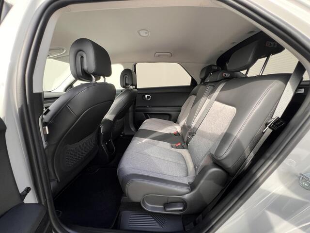 Hyundai IONIQ 5 Connect 77.4 kWh / Dealer onderhouden / Accu SoH 99 % / Fabrieksgarantie tot 05-2028 / Warmtepomp / CCS snel laden / Navigatie / Apple Carplay Android / Stuur-, stoel & achterbankverwarming / 19" LM wielen /