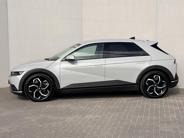 Hyundai IONIQ 5 Connect 77.4 kWh / Dealer onderhouden / Accu SoH 99 % / Fabrieksgarantie tot 05-2028 / Warmtepomp / CCS snel laden / Navigatie / Apple Carplay Android / Stuur-, stoel & achterbankverwarming / 19" LM wielen /