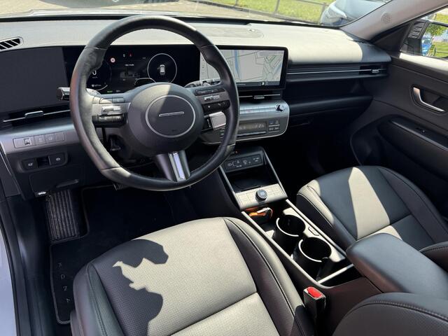 Hyundai Kona 1.6 GDI HEV Premium | Two-Tone Lakkleur | Stoelverwarming + -Ventilatie | 360° Camera | Leder | Navigatie | Apple Carplay/Android Auto | Geheugenstoel | Rijklaarprijs!