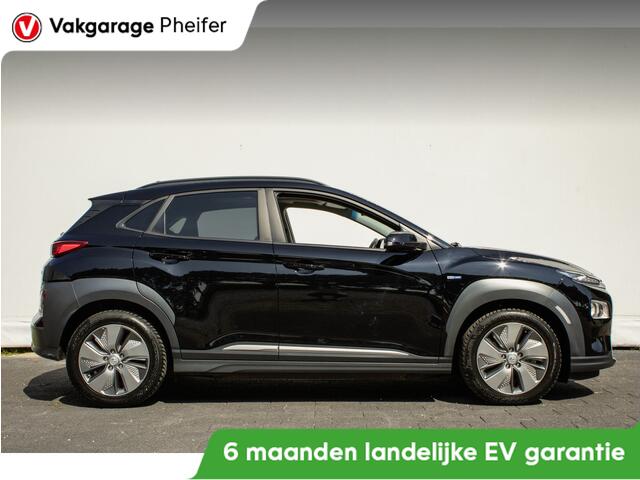 Hyundai Kona EV Fashion 64 kWh Schuifdak/ 3-Fase/ Head up/ Carplay/ Navigatie/ Camera/ Climate control