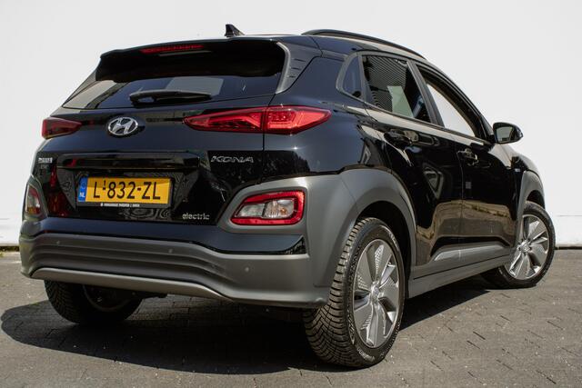 Hyundai Kona EV Fashion 64 kWh Schuifdak/ 3-Fase/ Head up/ Carplay/ Navigatie/ Camera/ Climate control