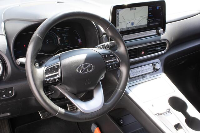 Hyundai Kona EV Fashion 64 kWh Schuifdak/ 3-Fase/ Head up/ Carplay/ Navigatie/ Camera/ Climate control