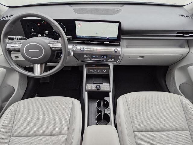 Hyundai Kona 1.6 GDI HEV Premium Sky / Trekgewicht 1300 kg / Glazen schuif- en kanteldak / All Weather banden / Rondomzicht camera / / Lichtmetalen wielen 18" / Apple Carplay Android Auto /