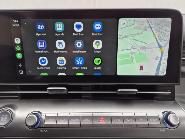 Hyundai Kona 1.6 GDI HEV Premium Sky / Trekgewicht 1300 kg / Glazen schuif- en kanteldak / All Weather banden / Rondomzicht camera / / Lichtmetalen wielen 18" / Apple Carplay Android Auto /