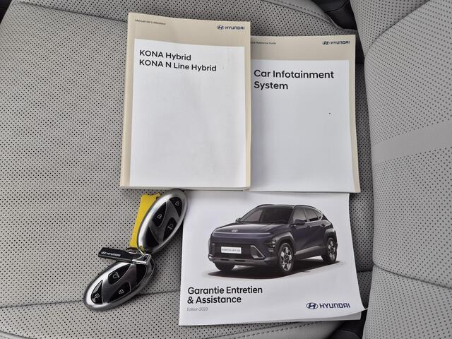 Hyundai Kona 1.6 GDI HEV Premium Sky / Trekgewicht 1300 kg / Glazen schuif- en kanteldak / All Weather banden / Rondomzicht camera / / Lichtmetalen wielen 18" / Apple Carplay Android Auto /