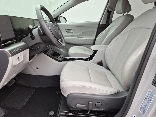 Hyundai Kona 1.6 GDI HEV Premium Sky / Trekgewicht 1300 kg / Glazen schuif- en kanteldak / All Weather banden / Rondomzicht camera / / Lichtmetalen wielen 18" / Apple Carplay Android Auto /