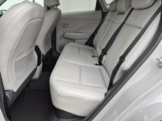 Hyundai Kona 1.6 GDI HEV Premium Sky / Trekgewicht 1300 kg / Glazen schuif- en kanteldak / All Weather banden / Rondomzicht camera / / Lichtmetalen wielen 18" / Apple Carplay Android Auto /