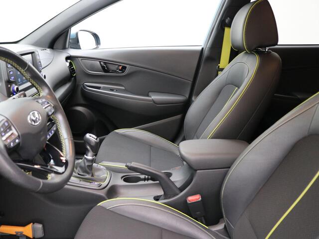 Hyundai Kona 1.0T Fashion / Trekhaak / Navigatie middels Apple CarPlay & android Auto / Cruise Control / 1ste Eigenaar / Dealer onderhouden / 17" LMV / Half-Lederen bekleding /