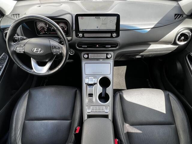 Hyundai Kona EV Premium Sky 64 kWh / Dealer onderhouden / Facelift model / Schuifkanteldak / Leder / WLTP 484 km / Warmtepomp / Stoelventilatie en verwarming / HUD / Apple Carplay Android /