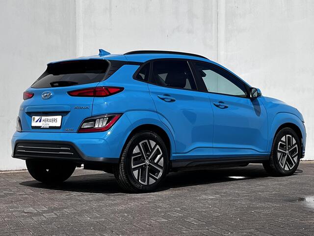 Hyundai Kona EV Premium Sky 64 kWh / Dealer onderhouden / Facelift model / Schuifkanteldak / Leder / WLTP 484 km / Warmtepomp / Stoelventilatie en verwarming / HUD / Apple Carplay Android /