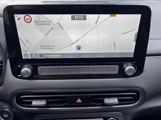 Hyundai Kona EV Premium Sky 64 kWh / Dealer onderhouden / Facelift model / Schuifkanteldak / Leder / WLTP 484 km / Warmtepomp / Stoelventilatie en verwarming / HUD / Apple Carplay Android /