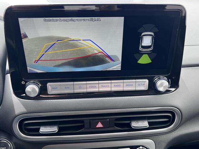 Hyundai Kona EV Premium Sky 64 kWh / Dealer onderhouden / Facelift model / Schuifkanteldak / Leder / WLTP 484 km / Warmtepomp / Stoelventilatie en verwarming / HUD / Apple Carplay Android /