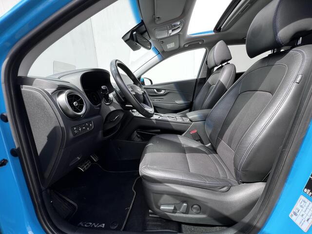 Hyundai Kona EV Premium Sky 64 kWh / Dealer onderhouden / Facelift model / Schuifkanteldak / Leder / WLTP 484 km / Warmtepomp / Stoelventilatie en verwarming / HUD / Apple Carplay Android /