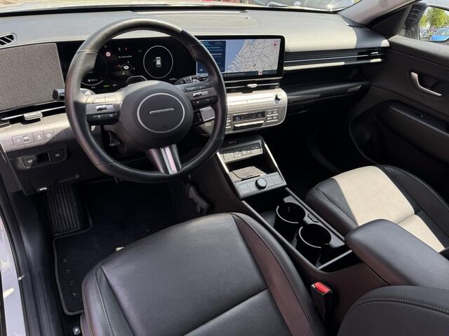Hyundai Kona 1.6 GDI HEV Premium | Two-Tone Lakkleur | Stoelverwarming + -Ventilatie | 360° Camera | Leder | Navigatie | Apple Carplay/Android Auto | Geheugenstoel | Rijklaarprijs!